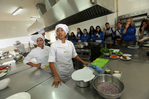 Una estudiante de la Escuela de Cocina Peruana, situada en el cerro Pachacátec, en las afueras de Lima, enseña especialidades de la gastronomía local a los expedicionarios de la Ruta BBVA.