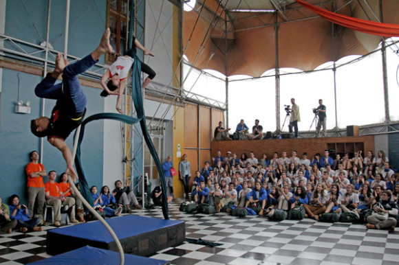 Los expedicionarios de la Ruta BBVA contemplan la actuación de dos profesores de la escuela-taller "La Tarumba", en Lima, con los que posteriormente tuvieron ocasión de aprender técnicas teatrales y circenses.