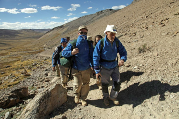 Un grupo de 90 personas, liderado por Jesús Luna, jefe de campamento de la Ruta BBVA, acomete la ascensión al nevado Quehuisha (valle del Colca), donde se sitúa el nacimiento del río Amazonas, el más largo del mundo, a 5.170 metros de altitud.