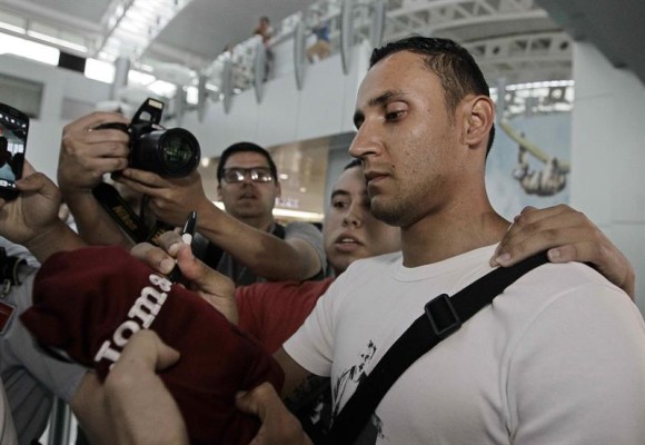 "La alegr&iacute;a que siento no se puede describir. Me ilusiona much&iacute;simo, me compromete. Tengo muchas ganas de trabajar con humildad como le he hecho siempre", expres&oacute; Navas a los periodistas antes de tomar un vuelo a Madrid.