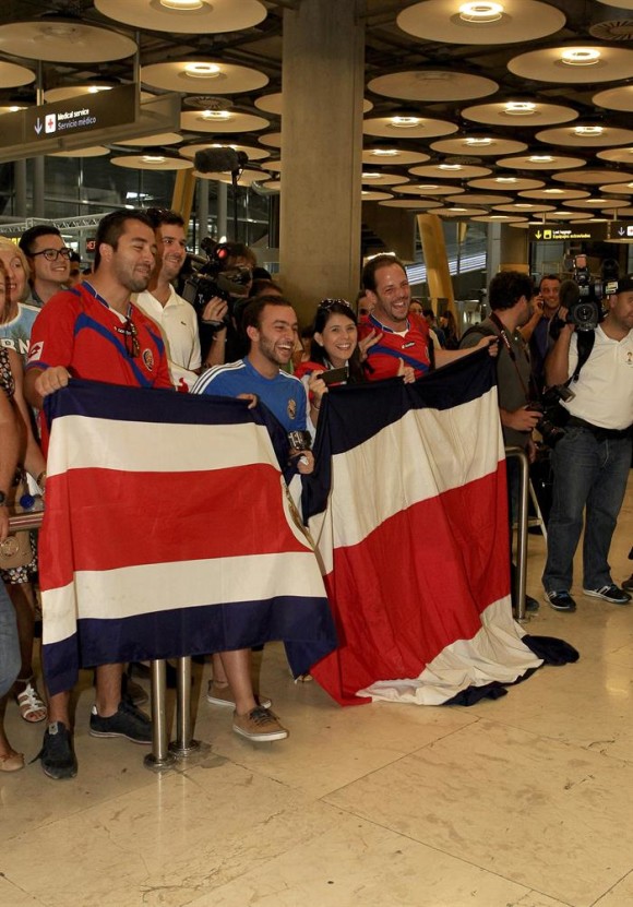 Aficionados costarricenses esperan la llegada hoy de su compatriota Keylor Navas, nuevo portero del Real Madrid, en el aeropuerto Adolfo Su&aacute;rez Madrid-Barajas.