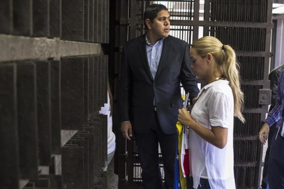 Los abogados, Tintori y la esposa del exalcalde de San Crist&oacute;bal Daniel Ceballos, Patricia Guti&eacute;rrez, denunciaron hoy en la Fiscal&iacute;a de ese pa&iacute;s "torturas" y "tratos crueles" a ambos pol&iacute;ticos detenidos hace m&aacute;s de cuatro meses por su supuesta relaci&oacute;n con la violencia en las protestas antigubernamentales.
