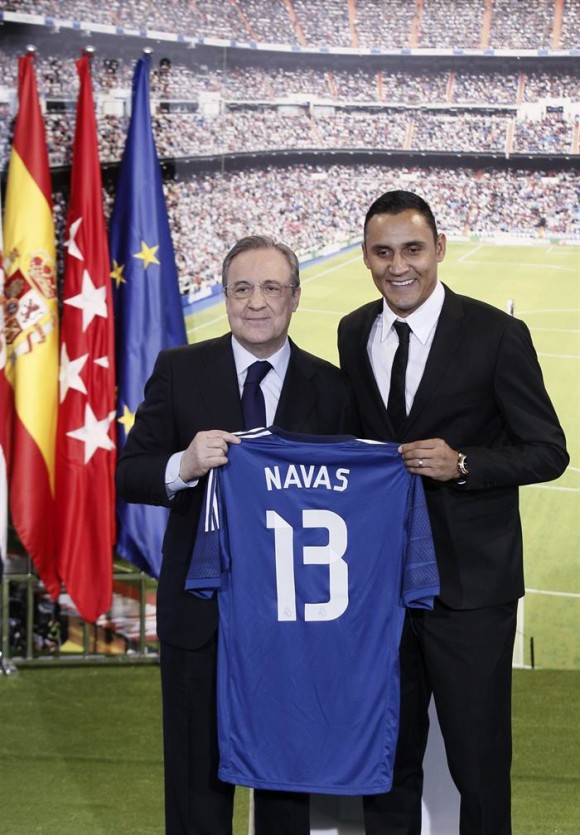 El presidente del Real Madrid, Florentino Pérez y el portero costarricense Keylor Navas, nuevo fichaje del Real Madrid procedente del Levante, durante su presentación en el estadio Santiago Bernabéu.
