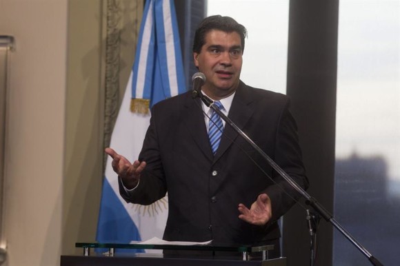 El jefe de Gabinete del Gobierno argentino, Jorge Capitanich. El Gobierno argentino reclamó medidas para que el mundo no funcione como un "anarcocapitalismo", bajo la "espada de Damocles" de "grupos minúsculos" y aseguró que existen instancias de apelación en el Tribunal Internacional de la Haya para buscar el desbloqueo del conflicto de la deuda.