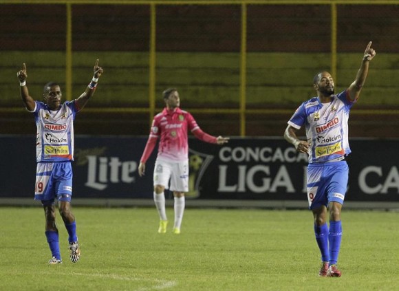 El Le&oacute;n de M&eacute;xico se impuso por 2-4 al Isidro Metap&aacute;n de El Salvador y se llev&oacute; sus primeros tres puntos en el inicio de la Liga Concacaf 2014-2015.