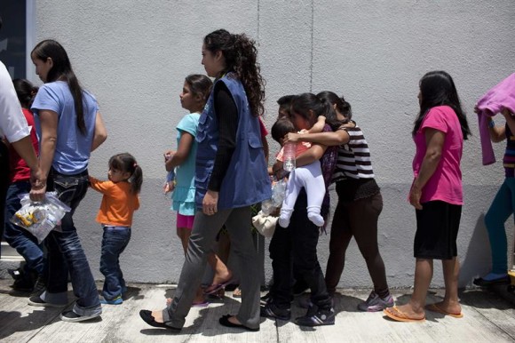 La situación en el Centro Familiar Residencial de Artesia, Nuevo México se ha convertido en un callejón sin salida para cientos de madres con sus niños que cruzaron sin documentos la frontera y permanecen detenidas mientras se define su situación migratoria, según abogados.