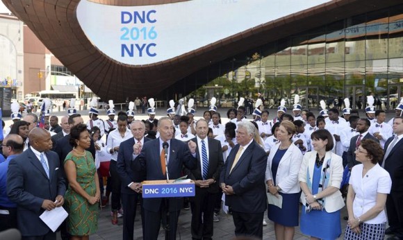 El senador dem&oacute;crata por Nueva York, Charles Schumer (4i), pronuncia un discurso junto a varios empresarios y funcionarios p&uacute;blicos de la ciudad, incluyendo jefe de la polic&iacute;a de Nueva York, William Bratton (3i), durante una rueda de prensa sobre la visita del Comit&eacute; Nacional Dem&oacute;crata (DNC) al centro Barclay's en Brooklyn.