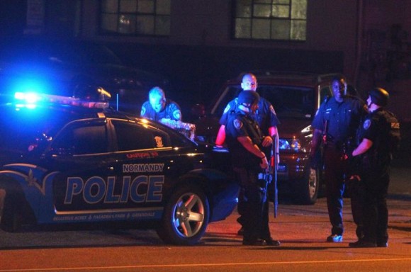 La calle de Ferguson, Misuri, donde el sábado murió un joven afroamericano a manos de un policía volvió a ser anoche escenario de protestas pacíficas durante el día y enfrentamientos entre agentes y manifestantes al caer la noche con nuevos arrestos.