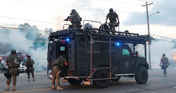 El presidente de EE.UU., Barack Obama, orden&oacute; una revisi&oacute;n integral de la estrategia por la que el Gobierno permite que las polic&iacute;as locales obtengan sofisticados equipos militares.