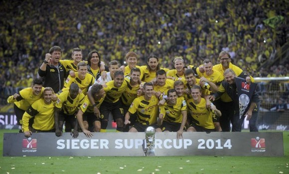 El jugadores del Borussia Dortmund celebran su victoria por 2-0 ante el Bayer M&uacute;nich en el partido de Supercopa entre el Borussia y el Bayern de Munich en el estadio Signal Iduna en Dortmund .