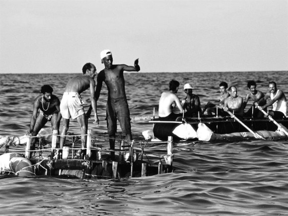 La historia de los miles de cubanos que en precarias embarcaciones salieron de la isla hace 20 a&ntilde;os rumbo a Estados Unidos es reconstruida por Castellanos a partir de las fotograf&iacute;as que &eacute;l mismo tom&oacute; en 1994, a&ntilde;o en que se produjo la denominada "crisis de los balseros".