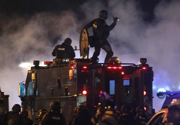 El Pent&aacute;gono defendi&oacute; hoy la "utilidad" del equipamiento militar entregado a las agencias policiales de Estados Unidos ante las cr&iacute;ticas vertidas por el excesivo uso de la fuerza por parte de la polic&iacute;a en Ferguson, Misuri, escenario de disturbios desde hace diez d&iacute;as. 