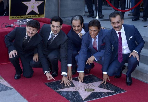 De izquierda a derecha, los integrantes de la banda mexicana Los Tigres del Norte Oscar Lara, Luis Hernández, Hernán Hernández, Jorge Hernández y Eduardo Hernández posan durante la ceremonia donde recibieron una estrella en el Paseo de la Fama.