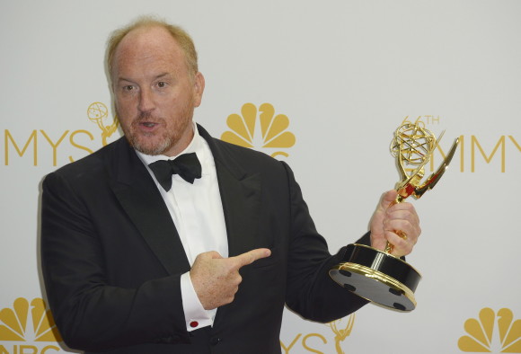 Louis C.K. posa con el premio a mejor gui&oacute;n para serie de comedia por 'Louie'.