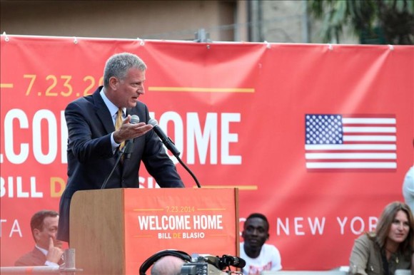Nueva York, 7 ago (EFEUSA).- El alcalde de Nueva York, Bill de Blasio, firm&oacute; hoy una nueva ley para mejorar la protecci&oacute;n de los ni&ntilde;os autistas de la ciudad que lleva el nombre de Avonte Oquendo, el adolescente latino fallecido hace unos meses.    La nueva legislaci&oacute;n, que fue aprobada en julio pasado por el Concejo Municipal, obligar&aacute; a instalar alarmas, c&aacute;maras de seguridad y otras medidas para evitar la desaparici&oacute;n de ni&ntilde;os autistas de las escuelas.    Los centros educativos que se ver&aacute;n afectados por la nueva medida son las escuelas primarias de pre-K hasta quinto grado, as&iacute; como las escuelas del distrito 75 que ofrezcan servicios para estudiantes con necesidades especiales. 	   Adem&aacute;s, la nueva legislaci&oacute;n obliga al Departamento de Educaci&oacute;n de la ciudad a elaborar un informe antes del 30 de mayo en el que se recojan los protocolos de seguridad para evitar la desaparici&oacute;n de ni&ntilde;os. 	   La ley lleva el nombre de Avonte Oquendo, un chico autista de 14 a&ntilde;os que desapareci&oacute; de su escuela en el barrio de Long Island City en octubre pasado y cuyo cad&aacute;ver apareci&oacute; en enero pasado en una playa de Queens. 	   Un informe independiente del departamento de Educaci&oacute;n publicado en marzo pasado revel&oacute; una serie de errores en la escuela que facilitaron que Oquendo pudiera salir del centro educativo sin que nadie se percatara. 	   En una grabaci&oacute;n de una c&aacute;mara de seguridad que capt&oacute; el momento en que el menor sal&iacute;a de la escuela en Queens se ve al ni&ntilde;o pasando en dos ocasiones ante el polic&iacute;a de seguridad de la escuela antes de abandonar corriendo el centro.  