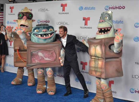 El cantante español David Bisbal posa a su llegada para la entrega de los Premios Tu Mundo.