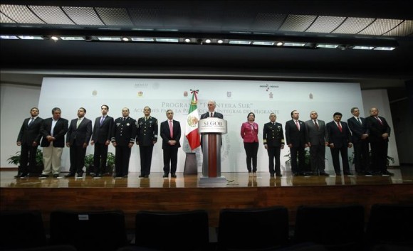 El coordinador para la Atención Integral de la Migración en la Frontera Sur, Humberto Mayans (c), habla hoy, lunes 25 de agosto de 2014, durante una rueda de prensa, en la capital mexicana, donde anunció el reforzamiento de la vigilancia en la frontera sur de México para evitar accidentes y delitos contra los migrantes centroamericanos que buscan cruzar el país para llegar a Estados Unidos.