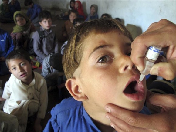 Un ni&ntilde;o recibe la vacuna oral de la polio durante una campa&ntilde;a de vacunaci&oacute;n.