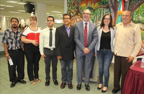 So&ntilde;adores beneficiarios del programa de Acci&oacute;n Diferida para Llegados en la Infancia (DACA) que fueron becados el 25 de agosto de 2014 en Los &Aacute;ngeles por el presidente de M&eacute;xico Enrique Pe&ntilde;a Nieto, recibieron hoy un cheque por 1.000 d&oacute;lares de apoyo financiero para sus estudios en el consulado de M&eacute;xico en Los &Aacute;ngeles.