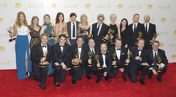 Los integrantes del reparto y la producci&oacute;n de Breaking Bad, ganadora como mejor serie de drama.