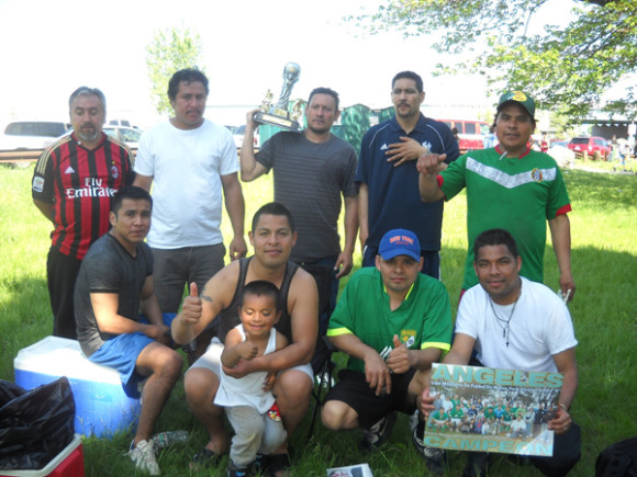 En esta grafica del recuerdo, algunos integrantes jugadores del Deportivo Angeles y su coach Profesor Jose "Pep" Mendoza (de pie, primero desde la izquierda), posando con el trofeo conquistado el d&iacute;a del desfile inaugurativo en la Liga Mexicana de F&uacute;tbol. (Foto: Buki Chapin).  
