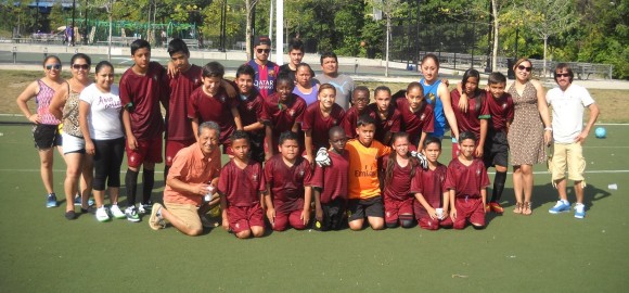 En esta foto deportivamente familiar, vemos algunos padres de familia posando con sus hijos, integrantes del Deportivo Jaguares, en el campeonato de la Liga Chapina de F&uacute;tbol en El Bronx.  (Foto: Buki Chapin).