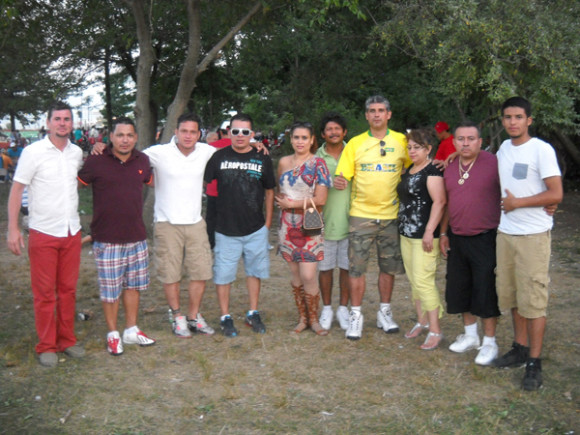 Siempre Unidos por el deporte; dirigentes del Atl&eacute;tico Manaca, entre ellos, Carlos "El Chele" Morel, Oscar "El Chulo" Benitez, Oscar "El Capi" Vargas y Miguel "El Presi" Paz  y el Deportivo Aguila con Yanaurio "Nayo" Paz, asistente de t&eacute;cnico; Armando "Chelato Ucles" Diaz, t&eacute;cnico campe&oacute;n y los esposos Yasmin Flores y Carlos Tejada. (Foto: Buki Chapin)