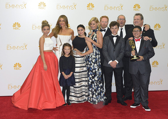 Los integrantes del reparto de la serie 'Modern Family,' ganadores de mejor serie de comedia por 'Modern Family.' 