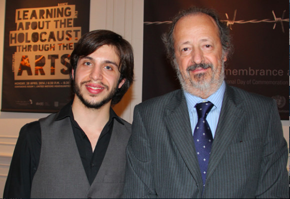 Luego de su magistral concierto el joven virtuoso del piano, Maestro Fernando Palomeque recibi&oacute; las efusivas felicitaciones de una audiencia acostumbrada a deleitarse solo con lo mejor de lo mejor. En la gr&aacute;fica recibe el reiterado agradecimiento del Se&ntilde;or C&oacute;nsul Genral de Argentina en Nueva York, Embajador Jos&eacute; Luis P&eacute;rez Gabilondo, con quien pos&oacute; en exclusiva para nuestro lente.