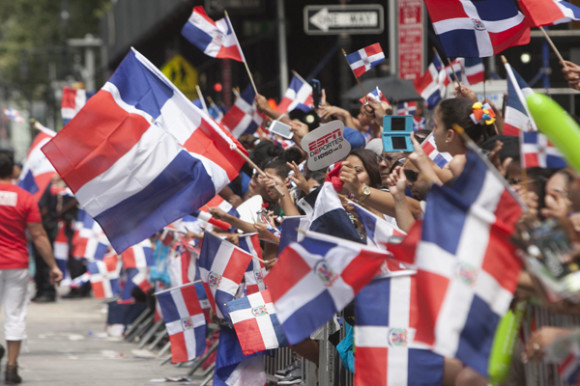 Cientos de miles de personas tomaron las calles de Nueva York para festejar la 33 edici&oacute;n del Desfile Nacional Dominicano, una cita ya cl&aacute;sica y que cada a&ntilde;o llena la Sexta avenida de m&uacute;sica y colorido. 