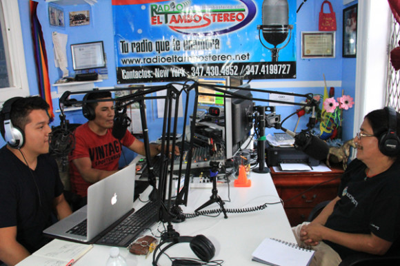 Una vista general del estudio radial desde donde se transmite semanalmente el programa Kichwa Hatari, el primer programa dedicado a la promoción de una de las más populares lenguas nativa de Ecuador.