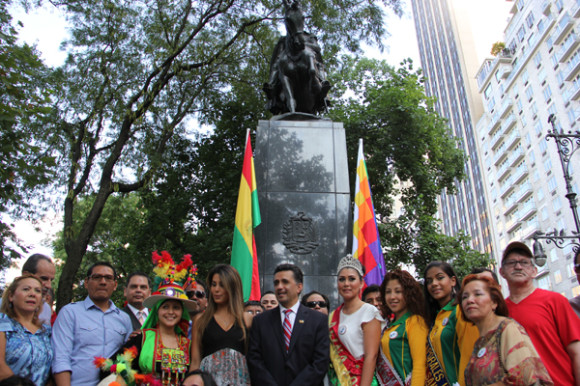 Una vista general de la concentración de ciudadanos bolivianos al pie del Monumento al Libertador Simón Bolívar en el Central Park de Manhattan, en la cual constan en la parte central los representantes gubernamentales de Bolivia en Nueva York, rodeados y compartiendo con algunos miembros de la creciente comunidad boliviana entre ellos voluntarios, miembros de las agrupaciones bolivianas, reinas de belleza y bailarines.