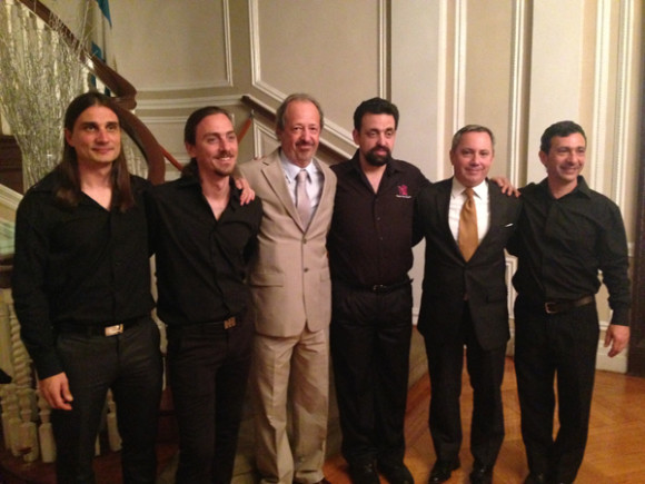 Luego de su espectacular concierto en el Consulado General y Centro de Promoci&oacute;n de Argentina en Nueva York captamos a los artistas y autoridades diplom&aacute;ticas, de Izq. a Der.: Alejandro Beelmann, percusionista; Federico Hilal, bajista; Embj. Jos&eacute; Luis P&eacute;rez-Gabilondo, C&oacute;nsul General; Gustavo Firmenich, fundador, tenor, saxofonista y clarinete; Eduardo Almirantearena, C&oacute;nsul General Adjunto y Gustavo Corrado, pianista.