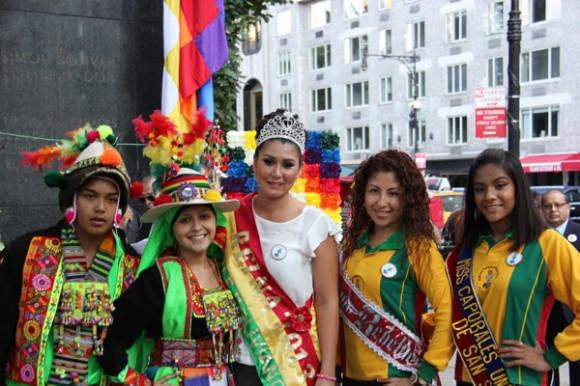 Las reinas de la comunidad boliviana en Nueva York junto a los jóvenes bailarines del grupo Pachamama New York al concluir la ceremonia, muy orgullosos de sus raíces y su legado cultural, posaron para una foto de recuerdo.