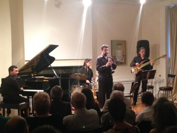 Durante la actuaci&oacute;n el cuarteto Tango-Jazz despleg&oacute; su pasi&oacute;n y talento que impactaron gratamente a una audiencia que pidi&oacute; de pie y con fren&eacute;ticos aplausos que se extienda el concierto.