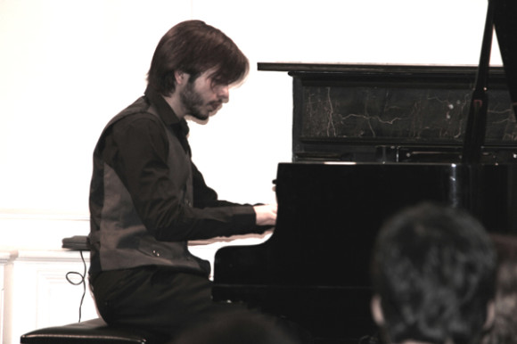 Durante el concierto una concentraci&oacute;n y &eacute;xtasis total absorben todos los sentidos y el alma del joven artista que hace vibrar a la audiencia por la dulzura y a la vez por la intensidad interpretativa, que excede cualquier expectativa por la perfecci&oacute;n musical que ejecuta.