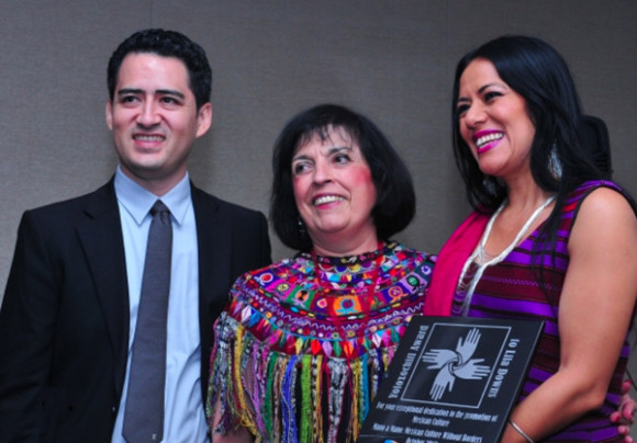 Juan Carlos Aguirre, Director de Mano a Mano, Cultura Mexicana Sin Fronteras en una foto de archivo junto a la famosa Zarela Martinez, pionera de la promoci&oacute;n gastron&oacute;mica de M&eacute;xico en Nueva York y la artista internacional Lila Downs, cuando la organizaci&oacute;n le entreg&oacute; a esta &uacute;ltima el reconocimiento Yoloxochitl, por su trabajo de promoci&oacute;n cultural y apoyo a la cultura mexicana.