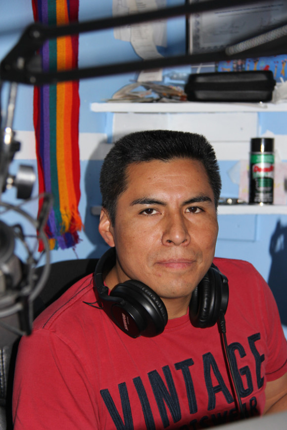 Segundo Angamarca, director y locutor de Radio El Tambo Stereo, que se puede sintonizar en la internet ingresando a su sitio web www.radioeltambostereo.com y que transmite los viernes de 7 a 8 de la noche el programa Kichwa Hatari.