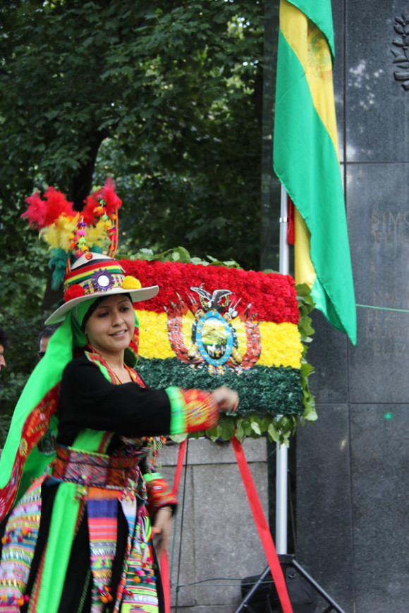 Con la bandera boliviana y la ofrenda floral de fondo, una toma de la bailarina de Tinku, una danza tradicional de origen aymará, que comenzó como una forma de combate ritual, de gran tradición en Potosí, dio la nota colorida a la ceremonia cívica y sus contagiosos ritmos musicales alegraron el ambiente, que se inundó del espíritu boliviano.