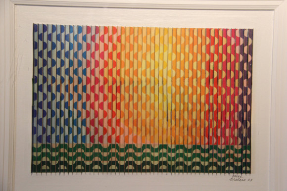 La misma obra al observarse de frente, presenta otra perspectiva con el juego de im&aacute;genes y figuras geom&eacute;tricas y diversidad de colores.