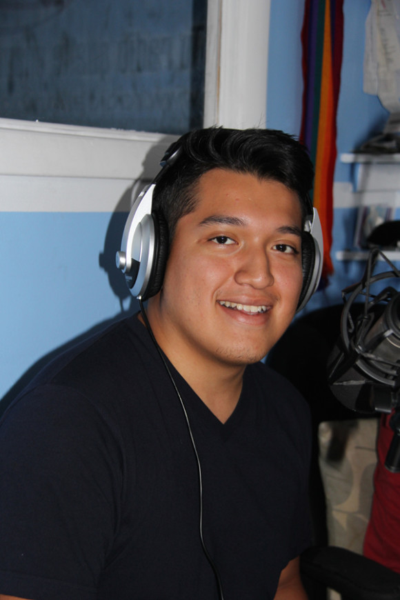 Charlie Uruchima, quien estudia los problemas sociales de la comunidad kichwa hablante, gracias a sus estudios con el maestro Fabián Muenala y su dedicación, tiene un notable desenvolvimiento en esta lengua ancestral.