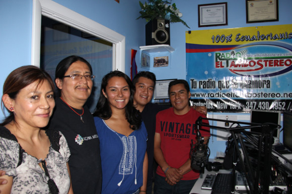 Al programa Kichwa Hatari semanalmente asisten diferentes invitados para hablar sobre tópicos de importancia para la comunidad y como una práctica interactiva de los estudiantes de Kichwa. En la gráfica con el equipo de producción encontramos primera de Izq. a Der. a Claudia Remache alumna de Kichwa y a Victoria Chávez de servicios de inmigración.