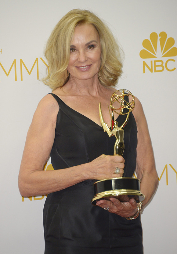 Jessica Lange posa con el premio a mejor actriz principal de miniserie o pel&iacute;cula por 'American Horror Story: Coven.' 