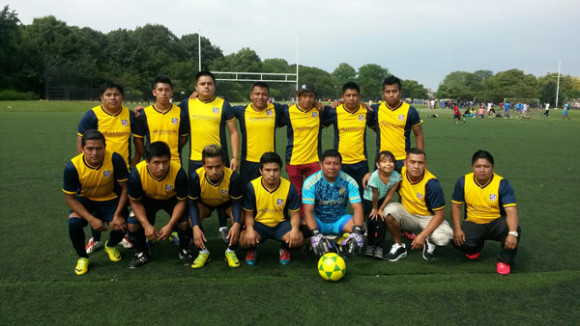 La formaci&oacute;n del Real Atleta que el pasado domingo (3 de Agosto) derrot&oacute; al San Isidro, l&iacute;der en la Liga Azteca de Brooklyn. (Foto: Proporcionada). 