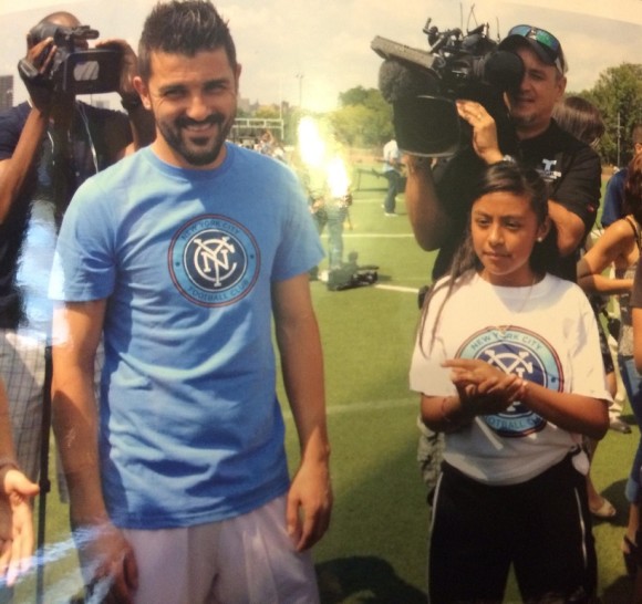 David Villa, centrocampista y futuro jugador del New York City  F.C., nuevo equipo en expansi&oacute;n de la M.L.S., acompanado por Brisa Tapia, jovencita futbolista que aspira a participar en el campeonato femenino en la Liga Mexicana Diaz de F&uacute;tbol Soccer. (Foto: Proporcionada).   