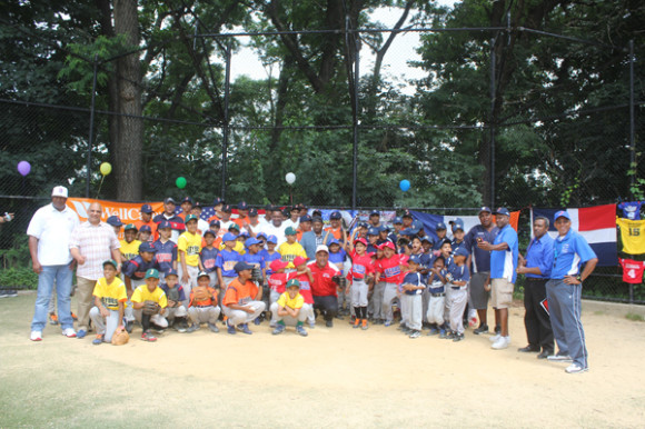 Partes de los niños que dejaron abierto el décimo torneo de béisbol infantil en la liga Jaybie’s Sports baseball.