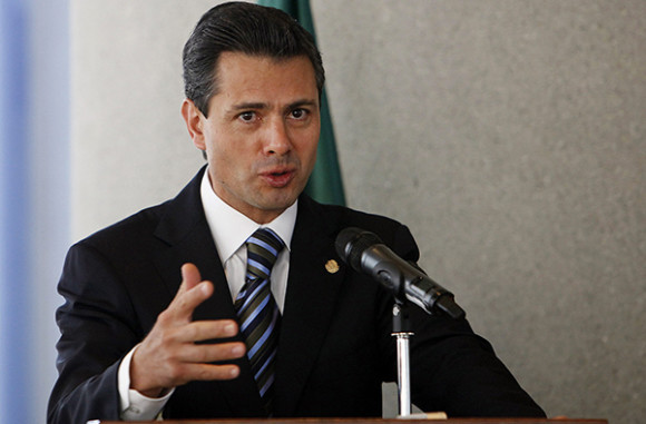 El presidente mexicano, Enrique Peña Nieto, criticó las políticas discriminatorias contra los inmigrantes en Estados Unidos y anunció un nuevo programa de intercambio de estudiantes de México con indocumentados del grupo "Soñadores" en su primer día de visita a California.