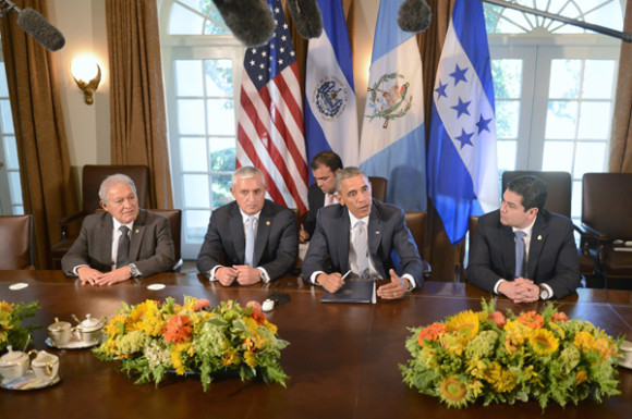 El presidente de EE.UU., Barack Obama se reunió con los presidentes del conocido Triángulo Norte de Centroamérica; Guatemala, Otto Pérez Molina; El Salvador, Salvador Sánchez Cerén; y Honduras, Juan Orlando Hernández, y acordaron afrontar juntos las causas de la crisis de inmigración infantil que sacude la frontera sur estadounidense. - See more at: http://impactolatino.com/plan-centroamerica/#sthash.Hbo6xZ3b.dpuf