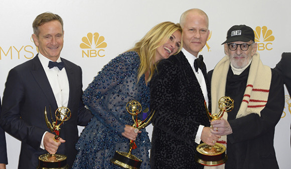 De izquierda a derecha, Dante Di Loreto, Julia Roberts, Ryan Murphy y Larry Krame posan con el premio a mejor pel&iacute;cula para televisi&oacute;n por 'The Normal Heart.'
