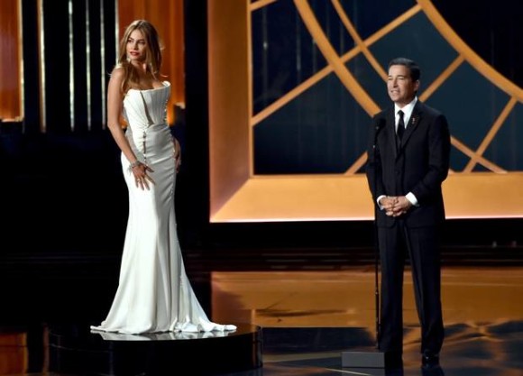 La actriz colombiana Sofía Vergara protagonizó el momento más polémico de la 66 edición de la ceremonia de entrega de los Emmy al ejercer de mujer objeto en una broma sobre el escenario del teatro Nokia de Los Ángeles que no hizo gracia a muchos espectadores.